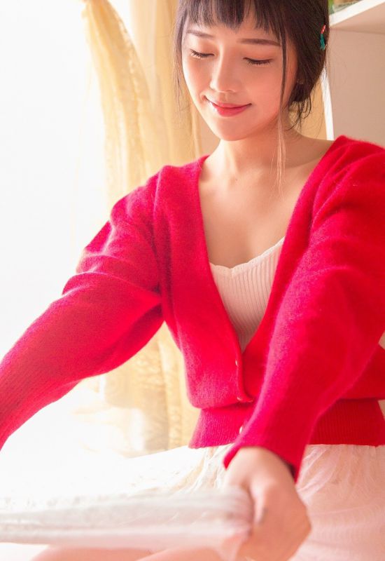 邻家长相甜美萝莉酥胸美乳深沟诱惑写真