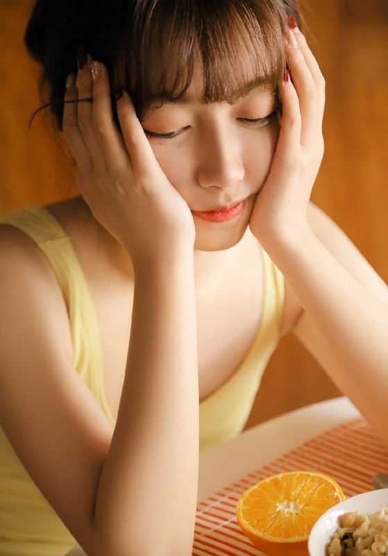冰美人御姐室内吃泡面素人养眼写真图片