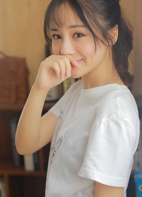 元气美女私房热裤白皙长腿日系氧气写真