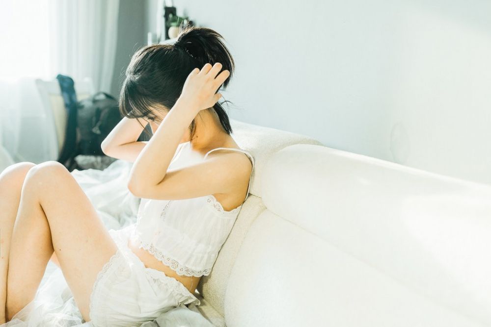 白嫩长发少女私房薄纱内衣唯美朦胧写真