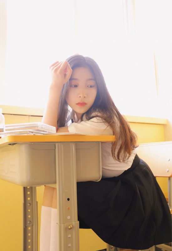 白色衬衣美女学生制服性感教室诱惑写真