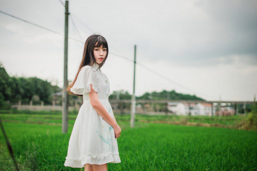 白裙子萌妹子乡下度假清纯写真