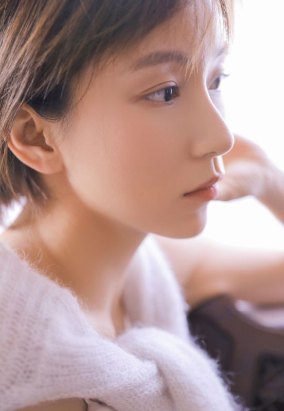 短发吊带少女小露香肩性感锁骨火辣诱惑写真