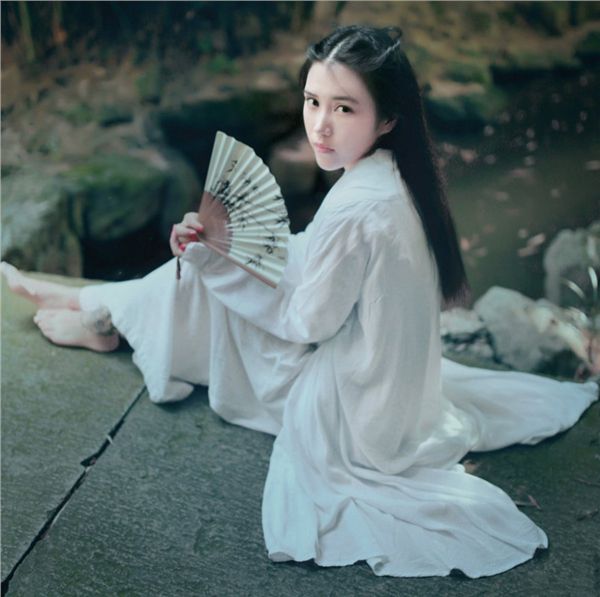 气质美女白衣林间写真仙气十足
