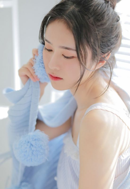 白嫩水灵樱桃唇少女尤物私房粉嫩香艳写真