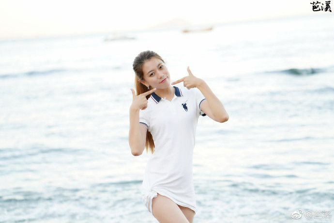 海边风骚少女撩衣诱惑性感美女勾引写真
