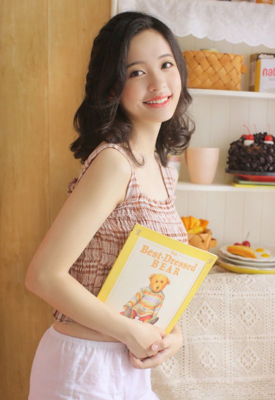 洋娃娃眼镜少女吊带酥胸清纯迷人美腿写真