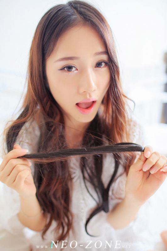 漂亮女孩lisa床上卖萌照