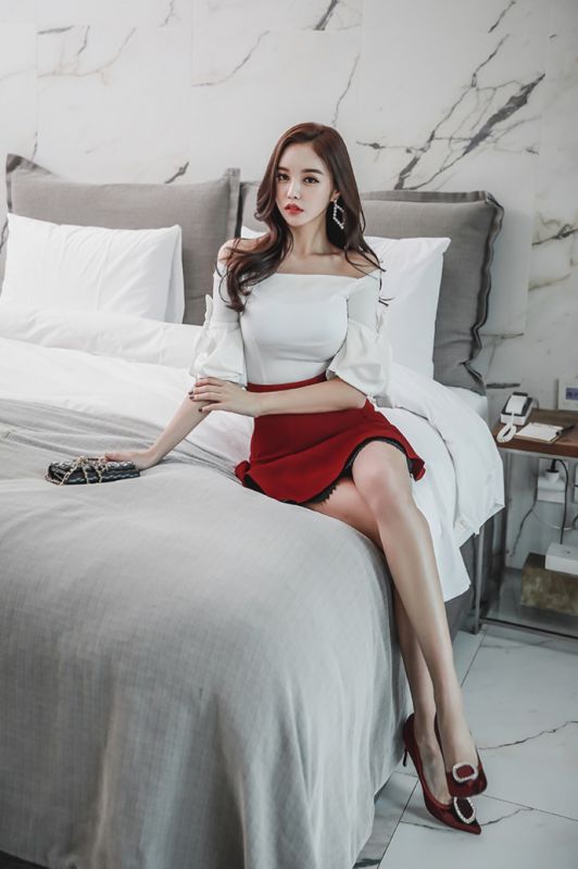 韩国美女嫩模红色短裙性感长腿香艳风情图片
