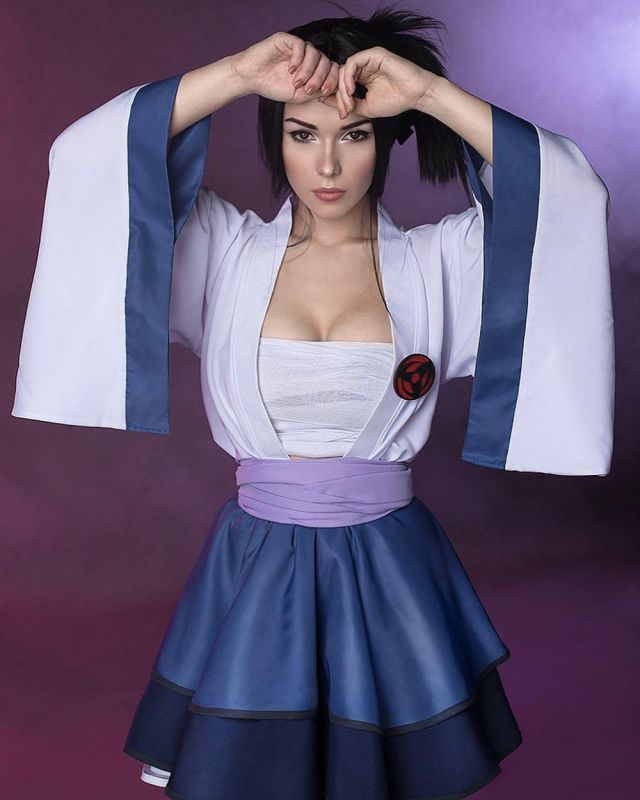 欧美美女cosplay穿着裙子在野战户外性感图片