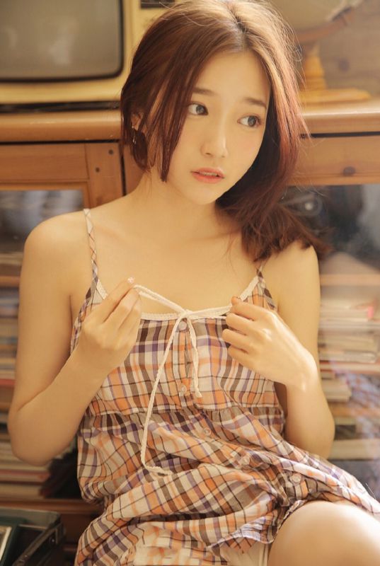 洋娃娃少女闺房美腿香肩萌妹子写真