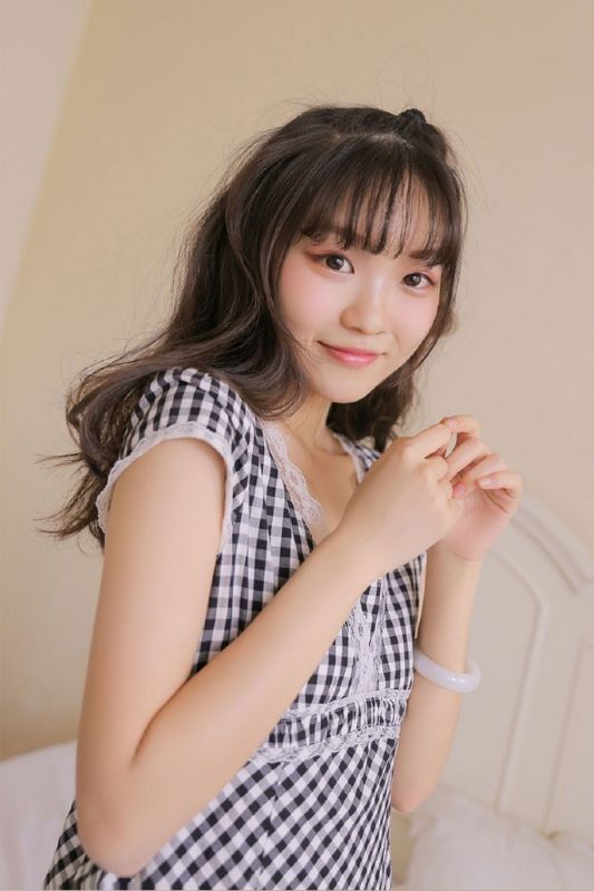 甜美女孩私房床上撩裙萝莉诱惑写真