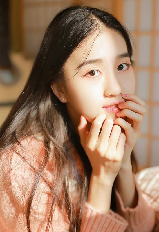 长发美女居家粉嫩唯美清纯软妹写真图片