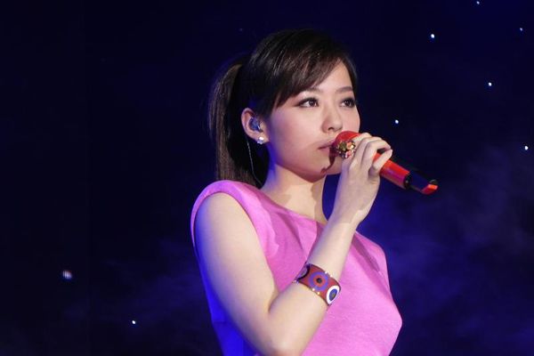 80后美女张靓颖甜美亮相北京电影首映礼