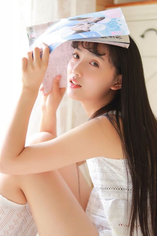 白嫩黑长直御姐私房长腿诱惑写真