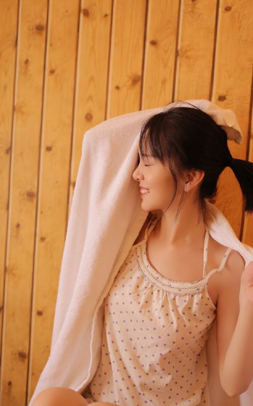 洗澡美女真空裹胸丰满美乳雪肌性感撩人写真