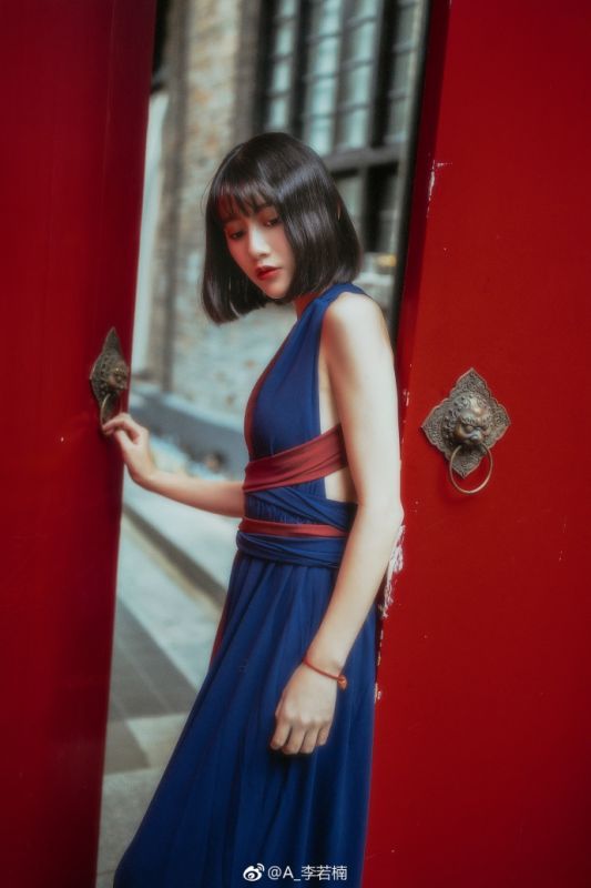 漂亮御姐香肩丰腴抚媚姿势性感冷艳美人图片