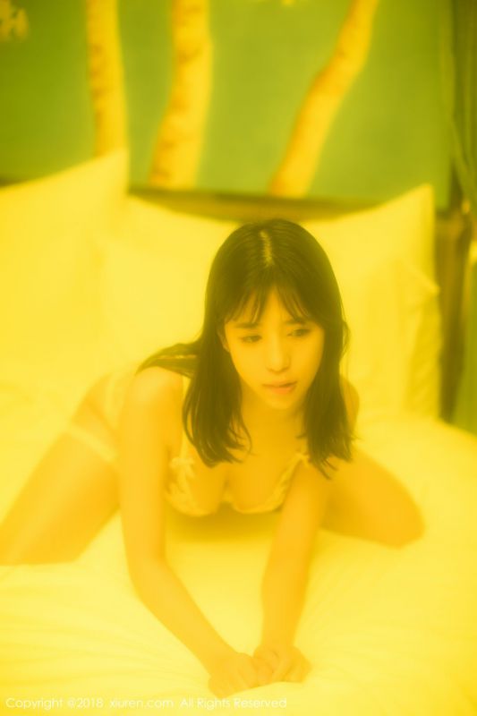 成人黄色美女趴床张开阴口性感姿势大胆情趣写真
