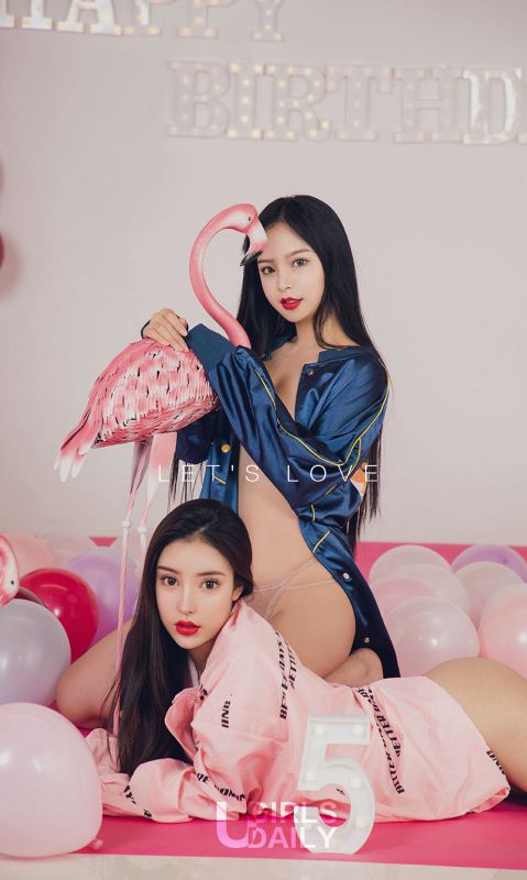 亚洲美女闺蜜自己脱了衣服腿张开翘臀色性感图片