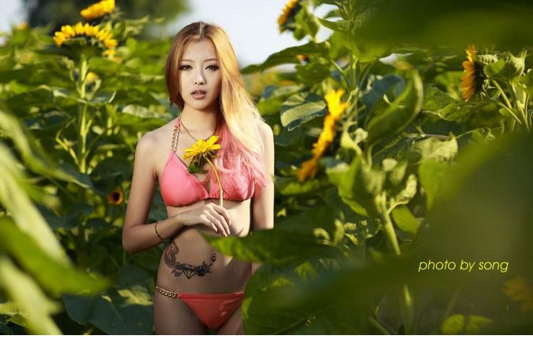 粉色比基尼美女户外写真照