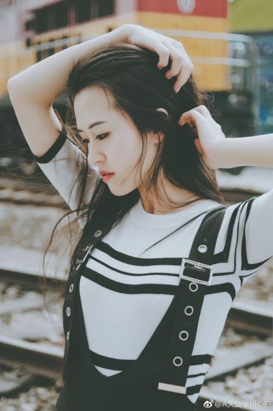 街拍叛逆腹黑少女背带牛仔裤车轨复古人像写真