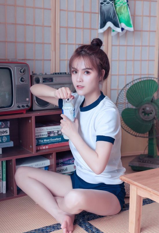 00后混血美女白皙体操服芭比翘臀写真