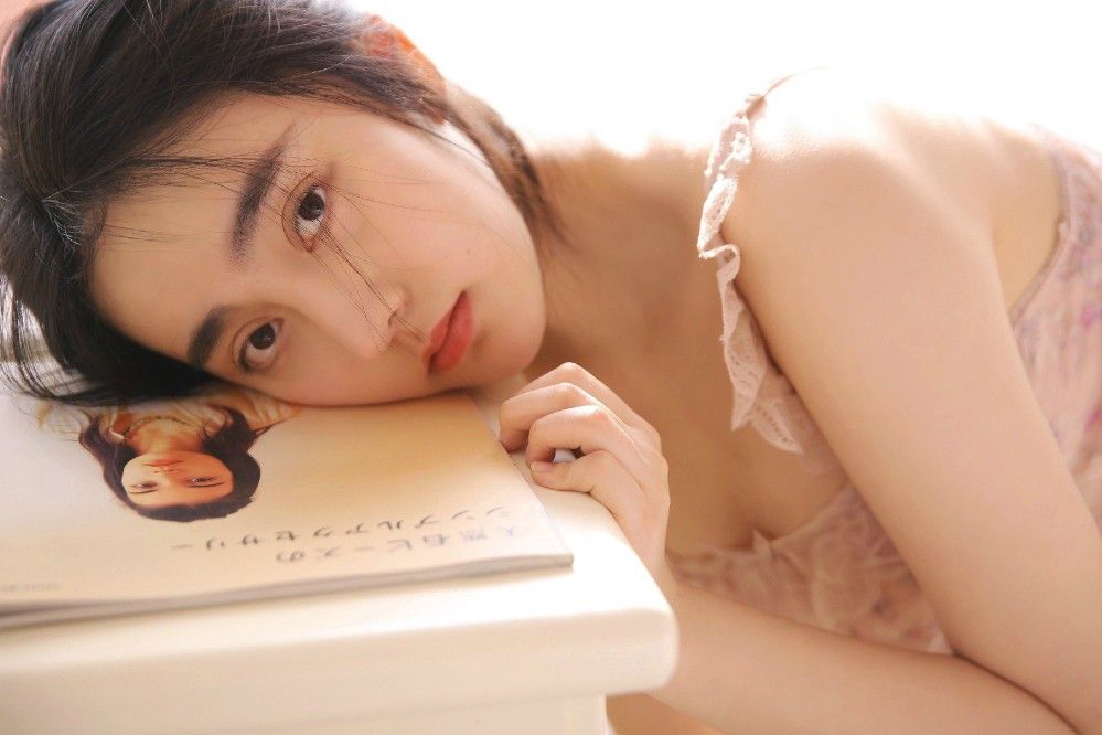 单马尾白嫩少女酥胸丰韵身材性感火辣写真
