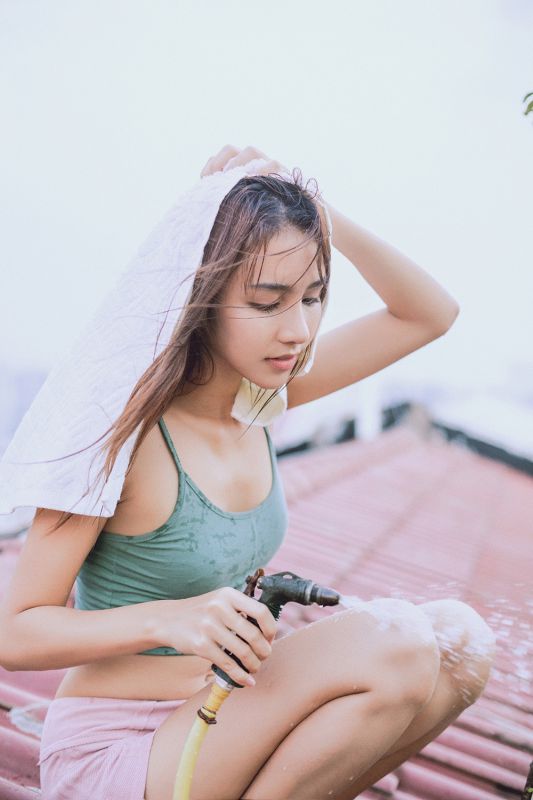 运动少女户外湿身大奶喷射大腿写真