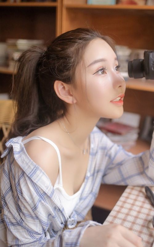 清雅娇俏美女模特吊带露肩大胆妖娆美腿写真