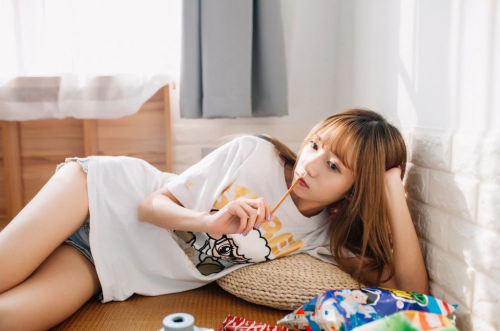 长发时尚少女美腿热裤甜美迷人笑容写真
