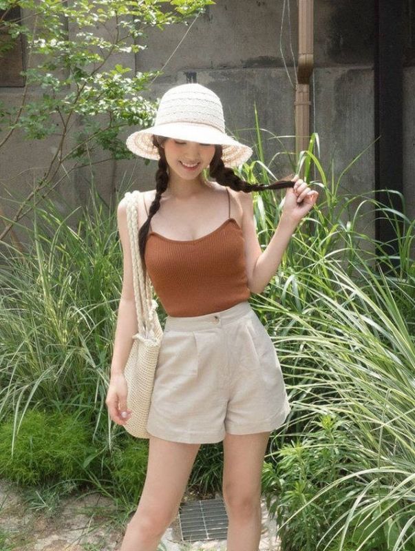 混血美女麻花辫大奶深沟丰韵户外写真