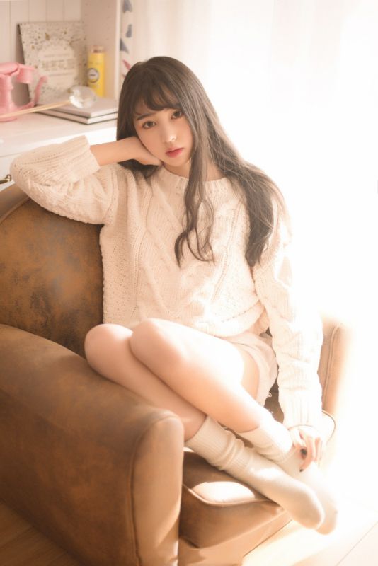 90后甜美气质长发尤物美女唯美梦幻私房美腿写真