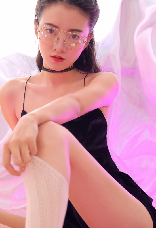 高开叉长腿美女模特丰乳翘臀大尺度私房写真