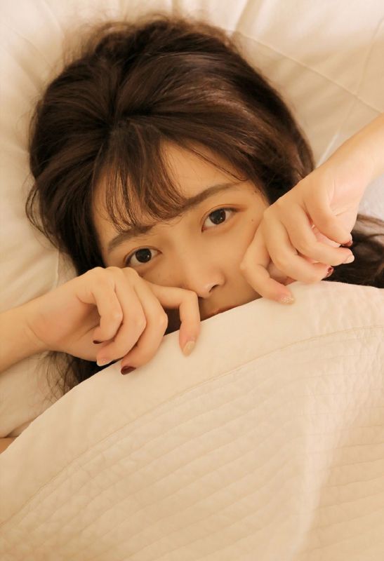 冰美人御姐室内吃泡面素人养眼写真图片