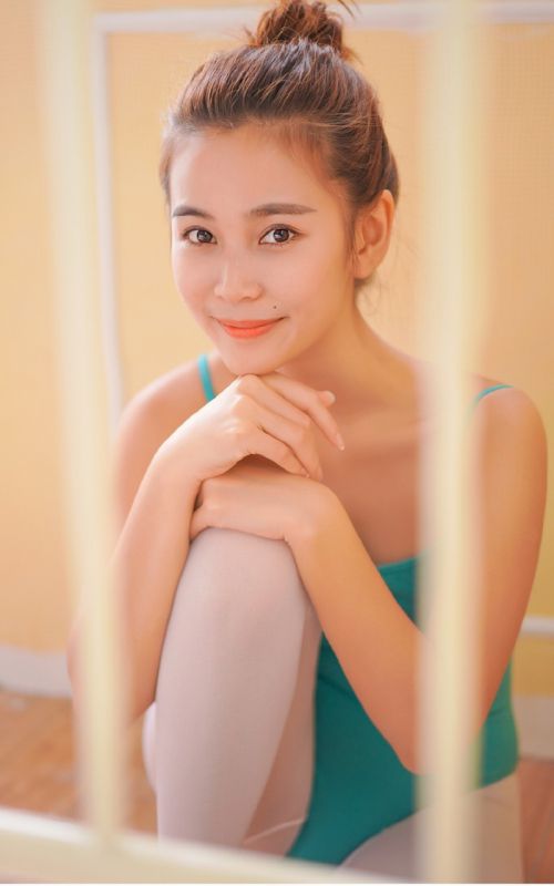 白丝袜体操运动美女性感身姿大胆人体艺术写真