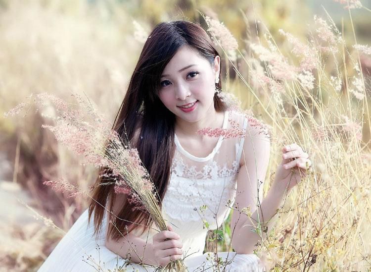 白色长裙美女户外迷人写真