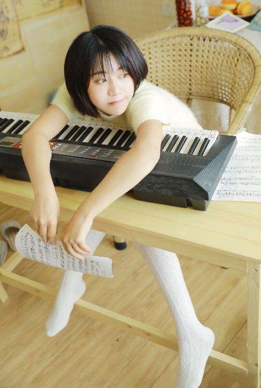轻盈可爱短发妹子白丝美腿性感福利写真