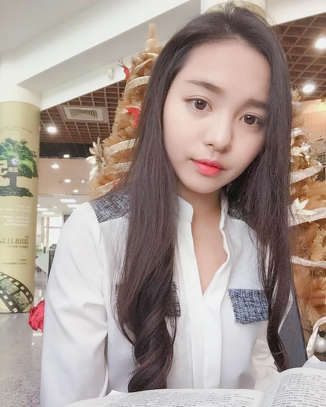 美女萝莉邱苡u私房自拍照可爱迷人