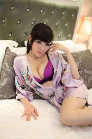 睡衣美女容容容Alice酒店巨乳诱惑写真