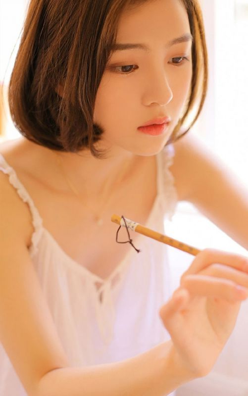 邻家丰腴美女萝莉睡裙真空性感惹火写真