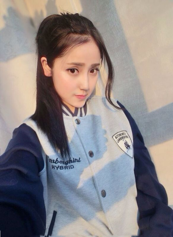 宅男女神戴予桐性感大胸自拍照