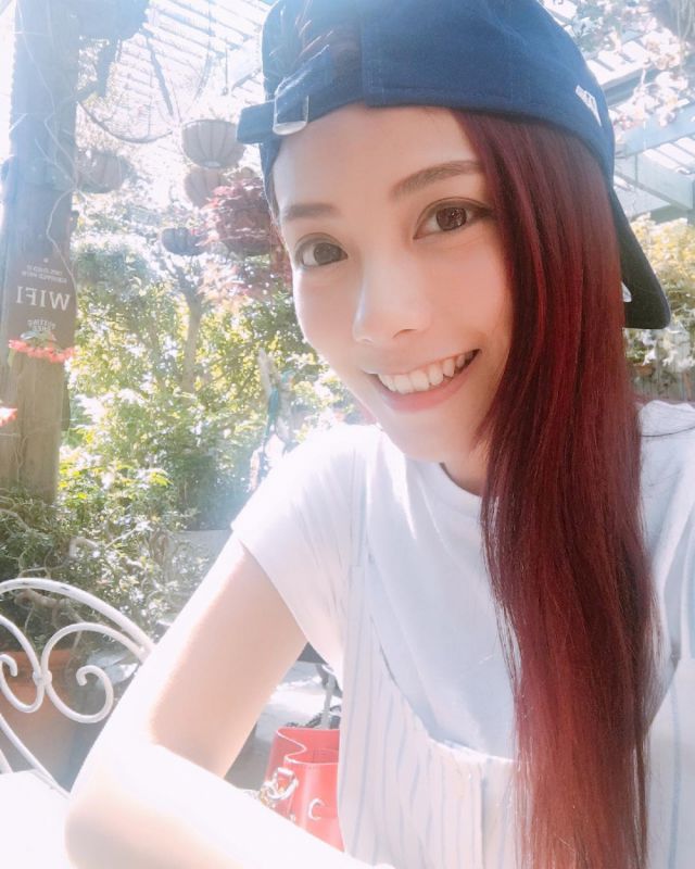 美女嫩模邓伊玲沙滩泳装写真图片