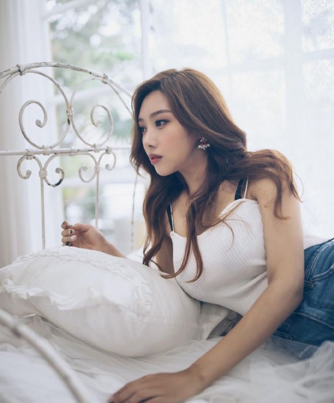 混血美女模特长发性感美腿热裤写真