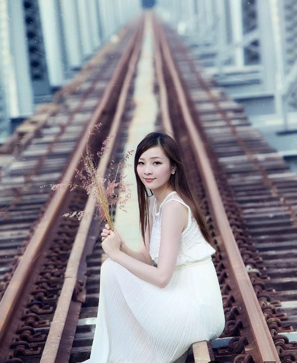 白色长裙美女户外迷人写真