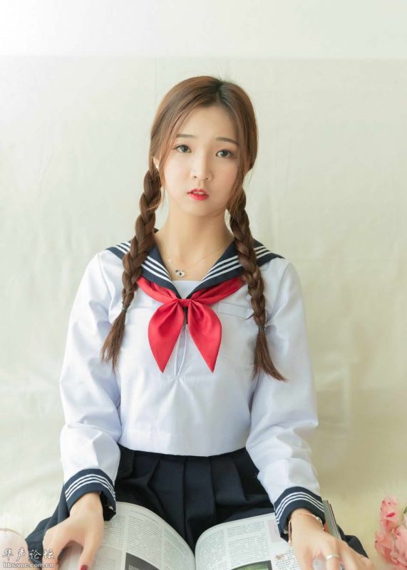双麻花辫少女jk制服性感美腿诱惑写真图片