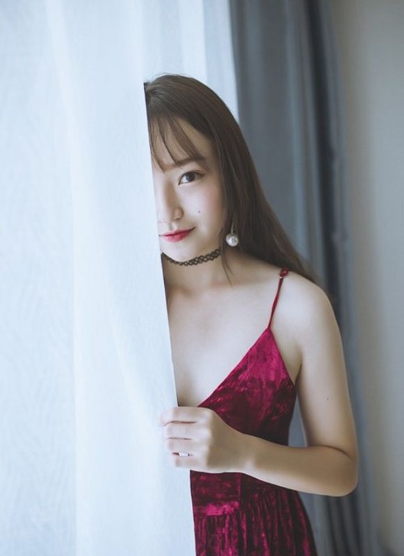 睡衣少妇吊带香肩大尺度对着镜子双腿张开揉玉腿写真