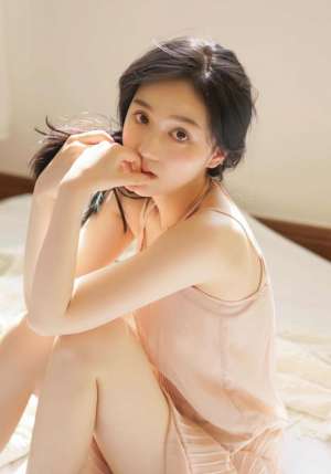 00后清纯邻家少女私房露肩裙正妹写真
