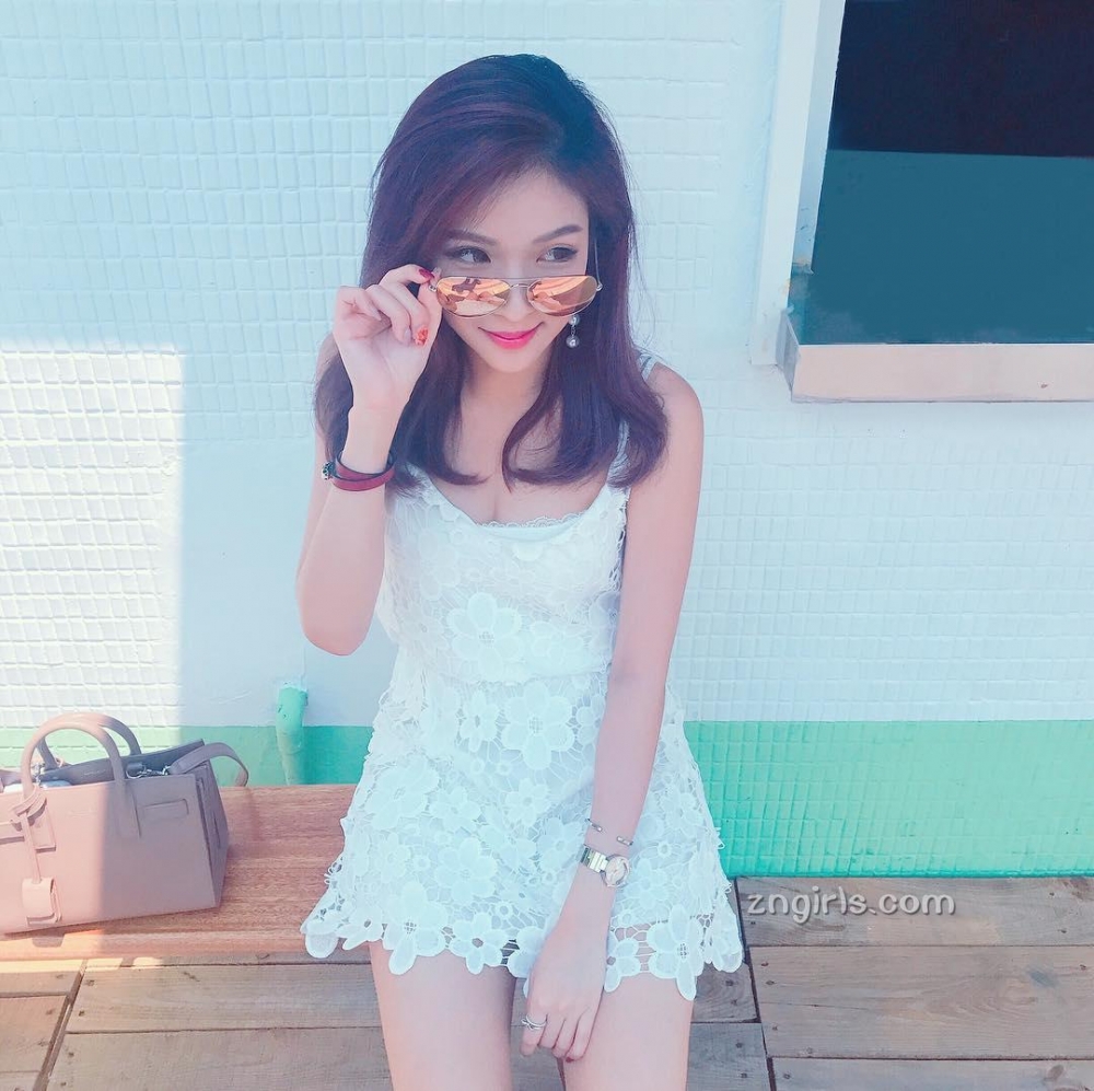 台湾美女长腿网红甜美街头自拍火辣性感图片