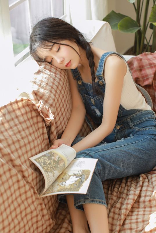 抚媚邻家文艺萝莉吊带牛仔裤长相甜美女孩写真
