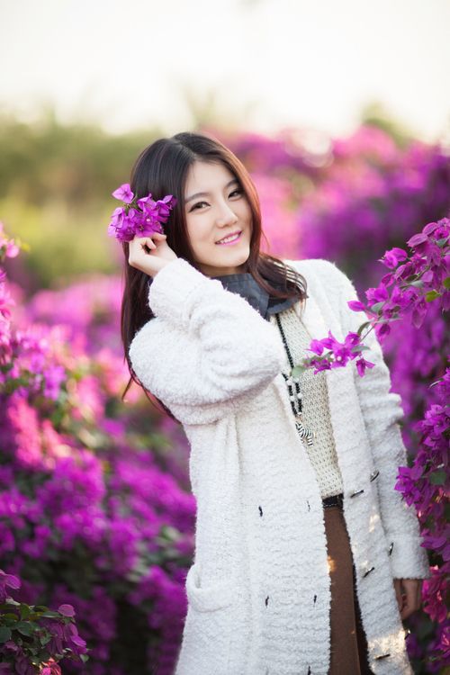甜美女孩户外迷人写真照